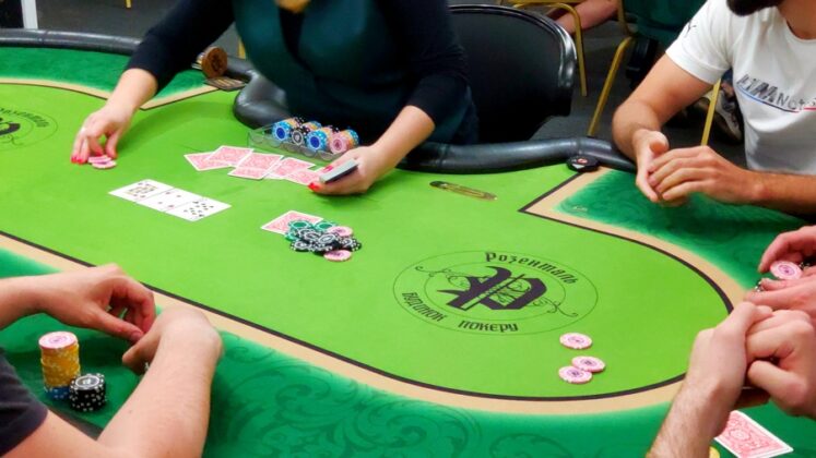 Покерный стол в клубе Розенталь